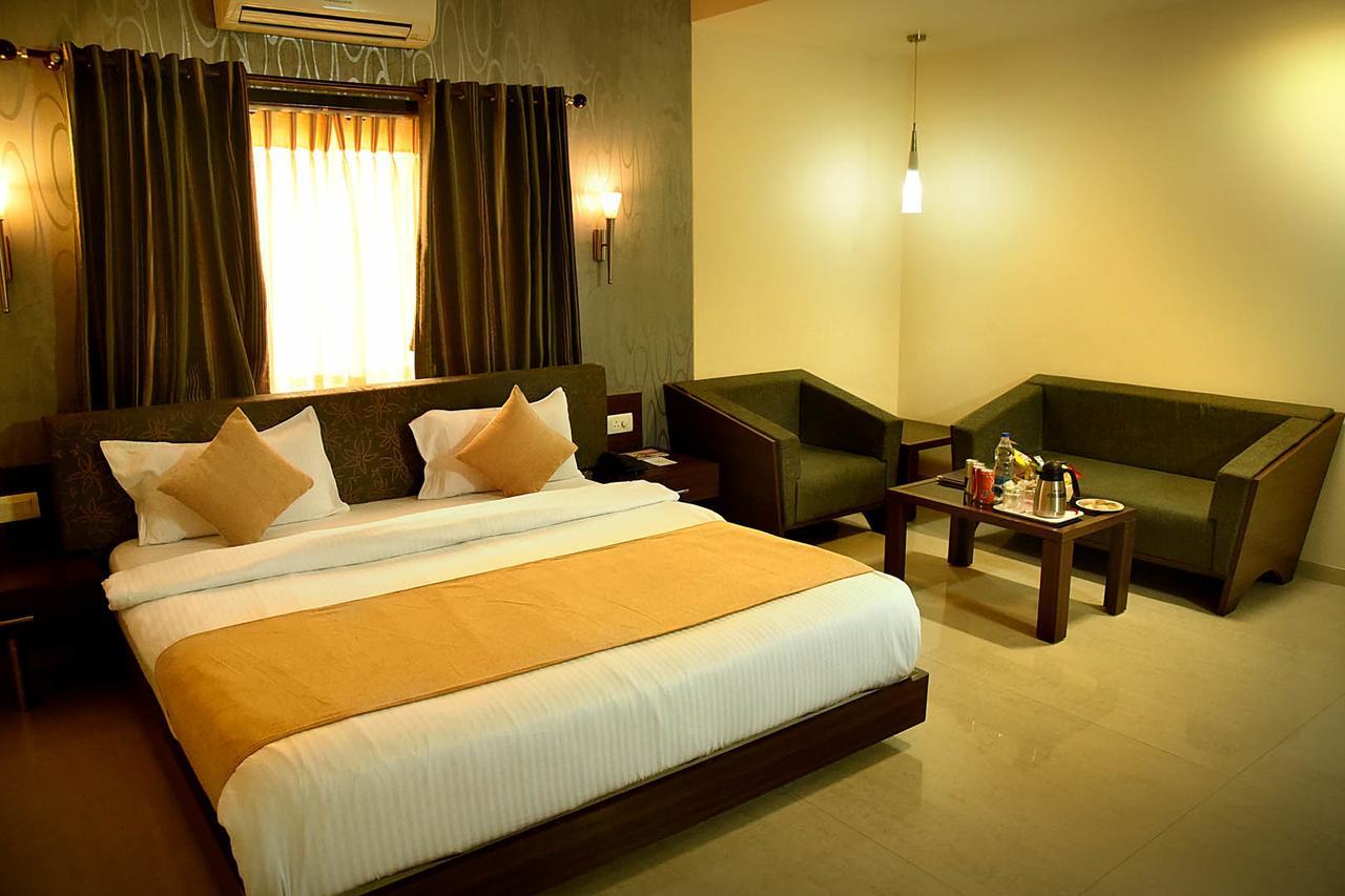 Hotel Fortune Palace Jāmnagar Екстериор снимка