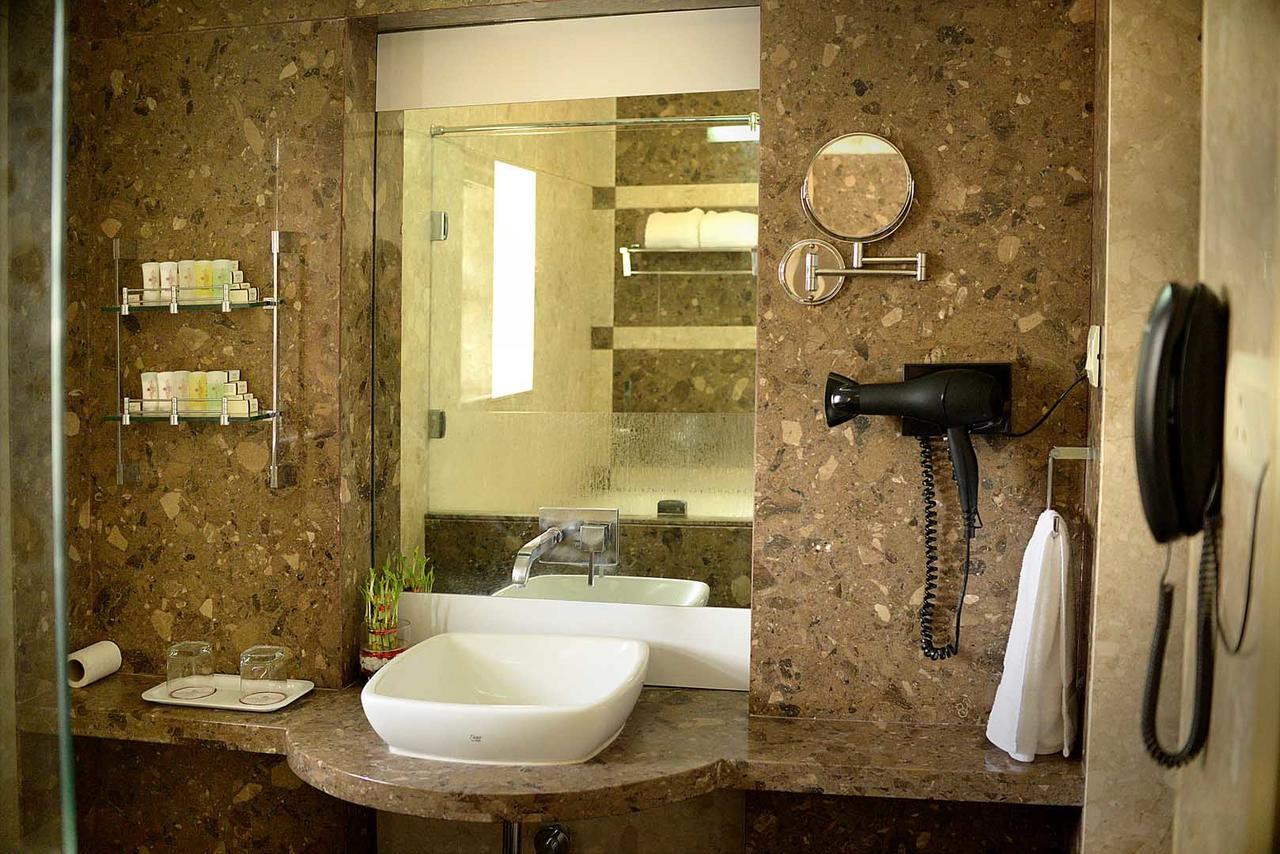 Hotel Fortune Palace Jāmnagar Екстериор снимка